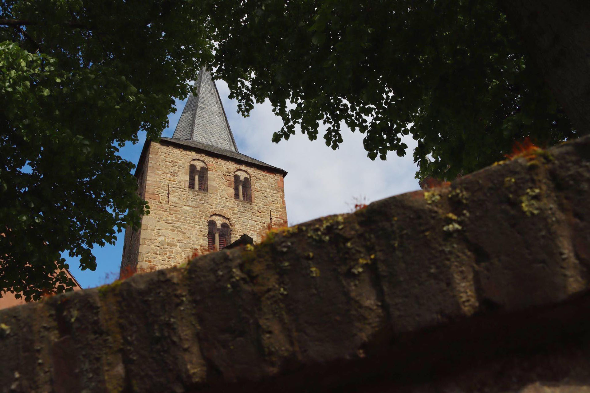 Das Bild zeigt die Kapelle in Arnoldsweiler neben der Kirche ist eine ehemalige Pfarrkirche. 